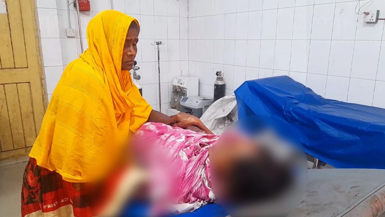 ট্রেনের নিচে পড়ে মায়ের আত্মহননের চেষ্টা