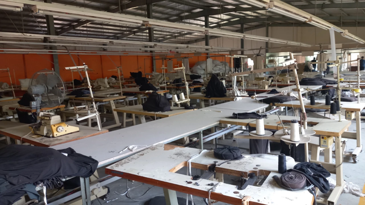 নিরাপত্তা কর্মীদের পিস্তল ঠেকিয়ে কারখানার মালামাল লুট