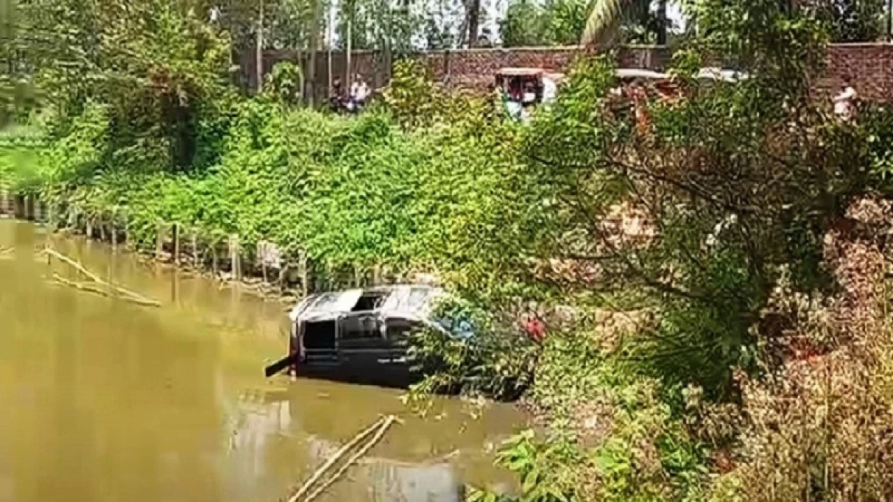 পুকুরে ভাসছিল নোয়া গাড়ি, মালিককে খুঁজছে পুলিশ