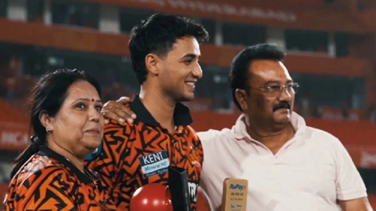 ‘কুসংস্কারাচ্ছন্ন’ বাবাকে প্রথমবার স্টেডিয়ামে এনেই তাণ্ডব চালান অভিষেক