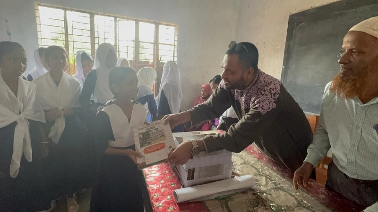 কচুয়ায় স্কুলে শিক্ষা উপকরণ বিতরণ করলেন হাবিবুর রহমান
