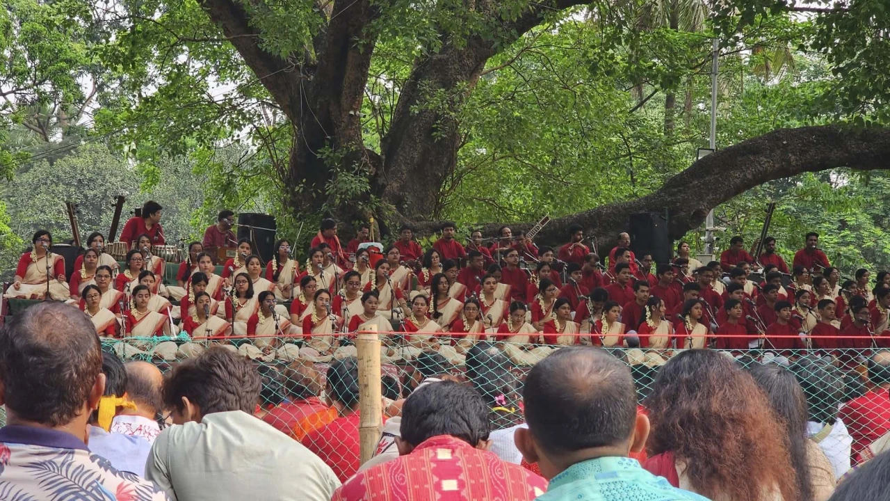 রমনা বটমূলে চলছে ছায়ানটের বর্ষবরণ অনুষ্ঠান