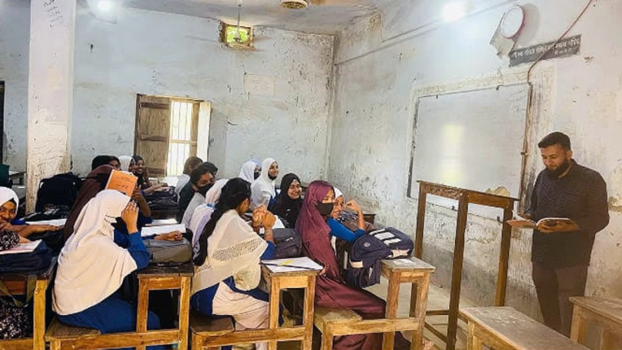 নববর্ষের ছুটিতেও বিদ্যালয়ে চলছে পাঠদান