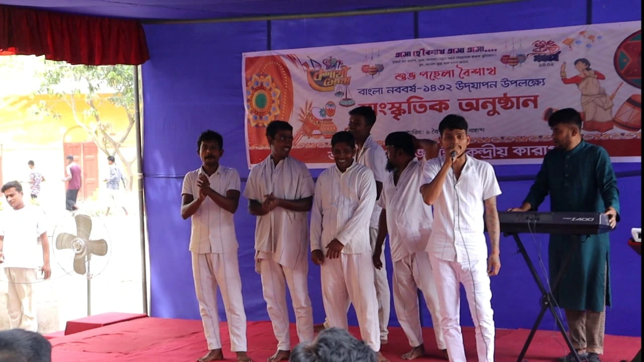 কারাগারে নেচে-গেয়ে বর্ষবরণ করলেন বন্দীরা