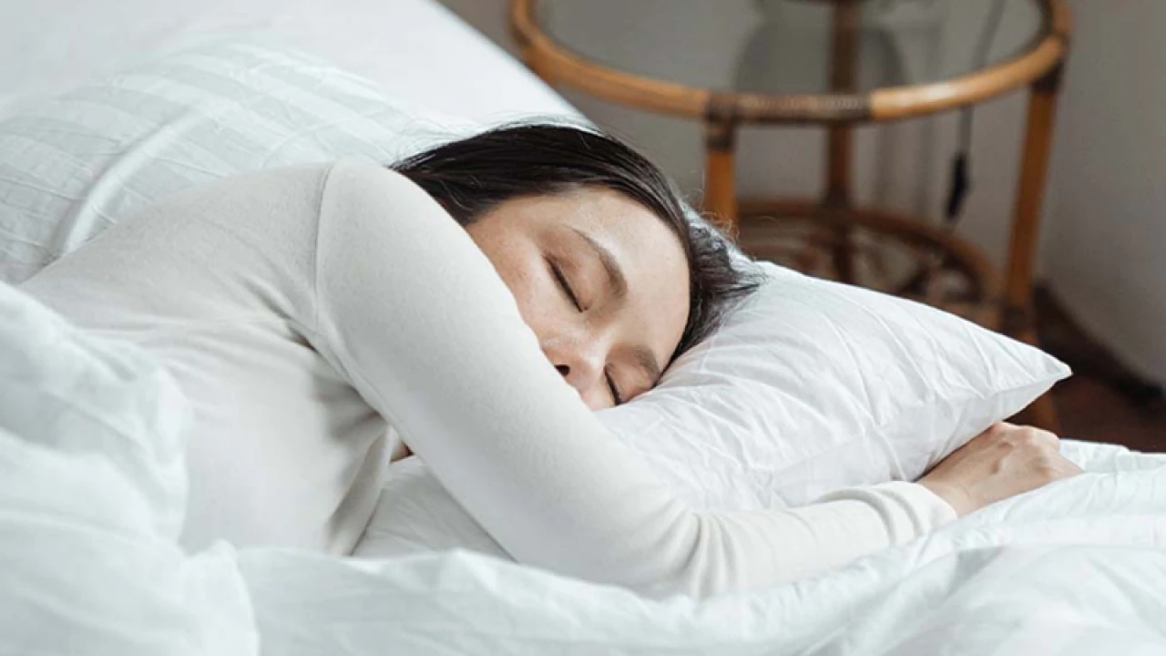 বালিশে ঘুমানো নাকি বালিশ ছাড়া, মেরুদণ্ডের জন্য কোনটি ভালো?