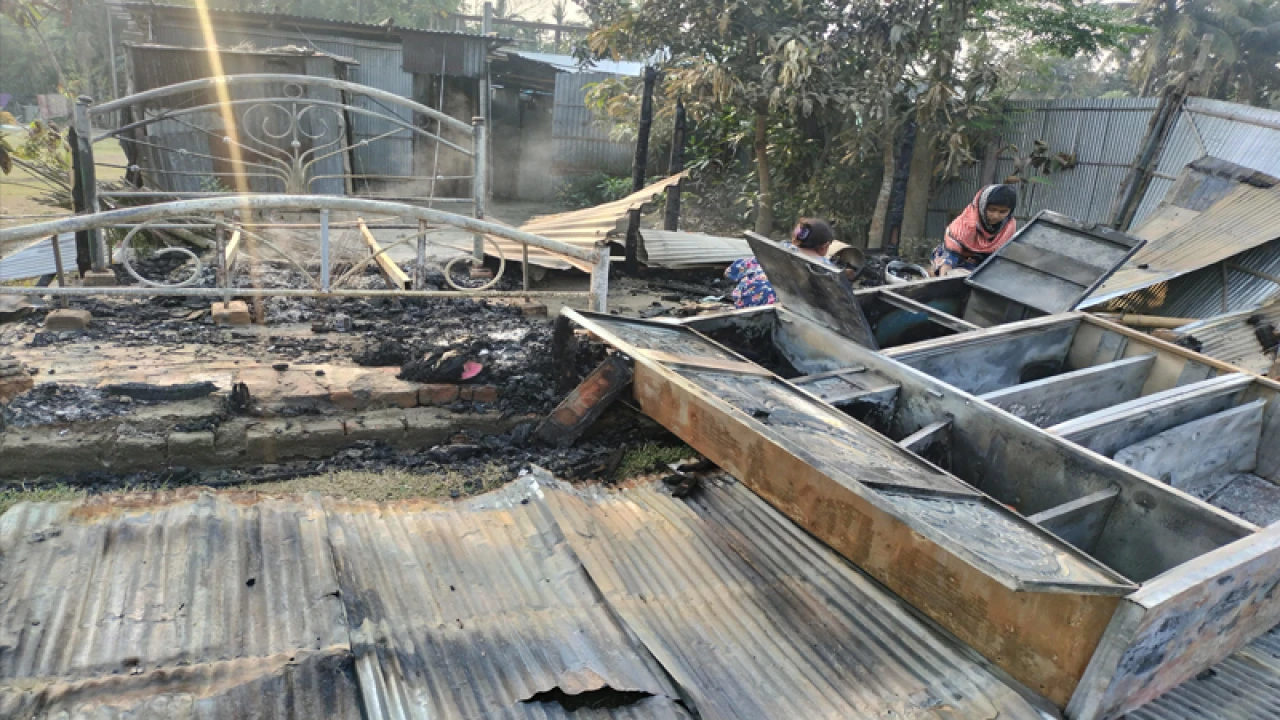 জমি দখল নিতে ঘর পোড়ানোর অভিযোগ আইনজীবীর বিরুদ্ধে