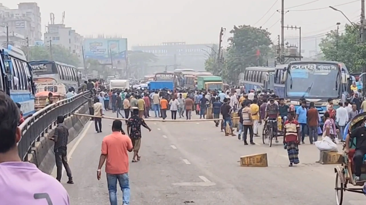 গাবতলীতে শ্রমিকদের মহাসড়ক অবরোধ, দুর্ভোগ চরমে