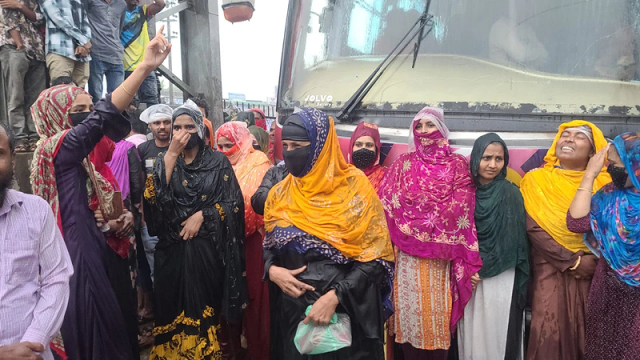 বকেয়া বেতনের দাবিতে মহাসড়ক অবরোধ