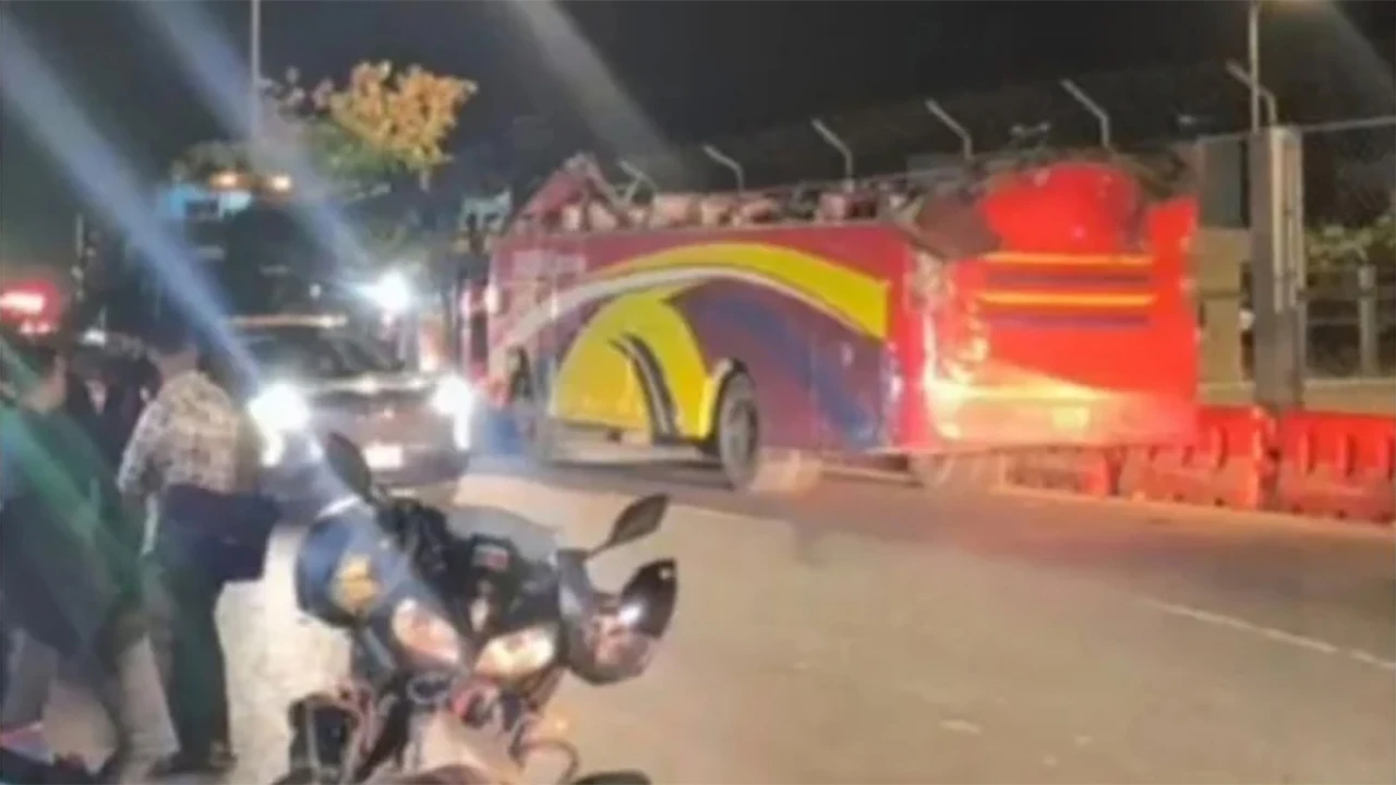 সংঘর্ষে ছাদ উড়ে গেলেও ৫ কিলোমিটার বাস চালিয়ে গেলেন চালক