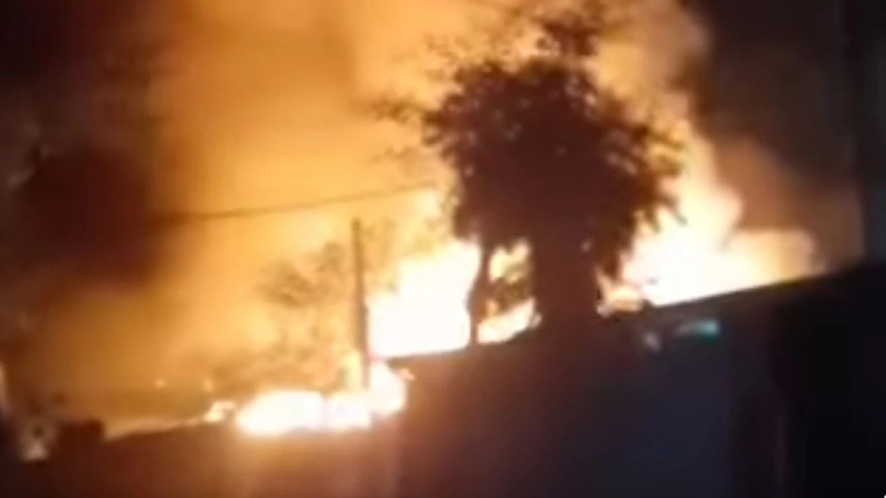 নোয়াখালীতে আগুনে পুড়ল ৮ দোকান