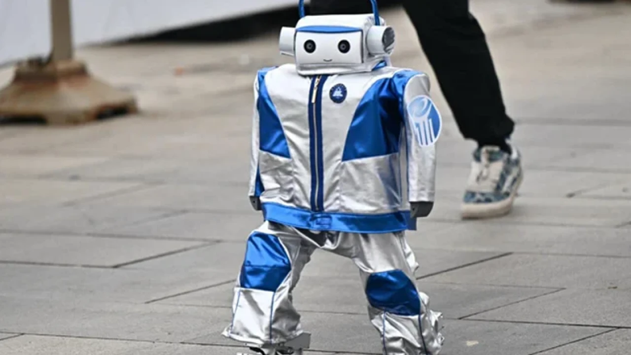 মানুষের ম্যারাথনে দৌড়াল রোবট