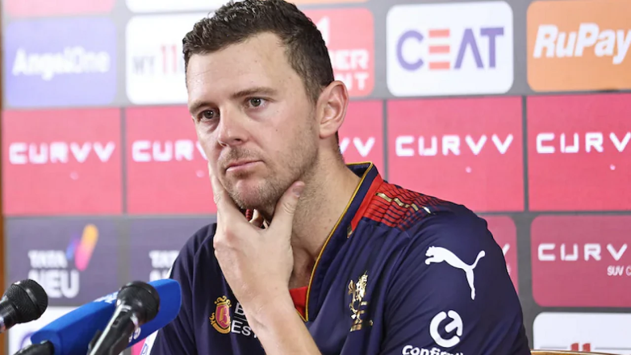 নিজ দল বেঙ্গালুরুর সমালোচনায় হ্যাজলউড