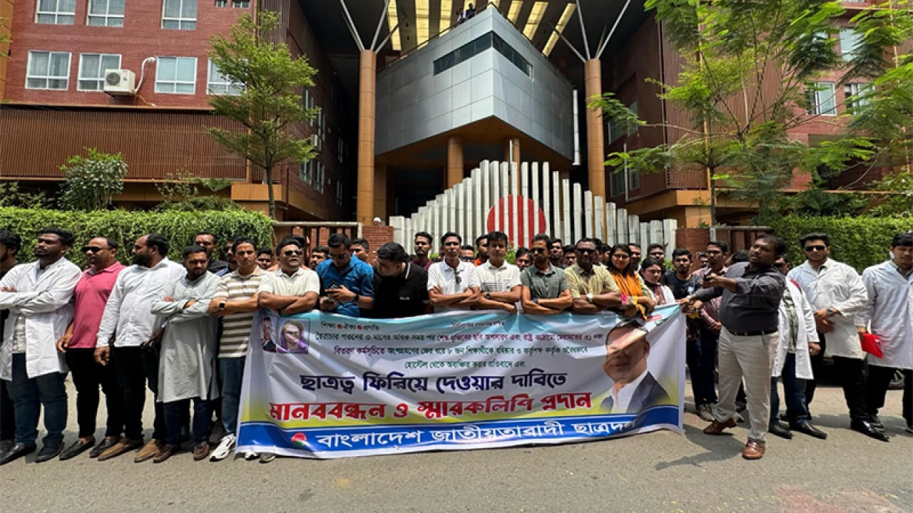 শেখ মুজিবের ছবি সরিয়ে বহিষ্কার ৮ শিক্ষার্থী, ছাত্রদলের প্রতিবাদ