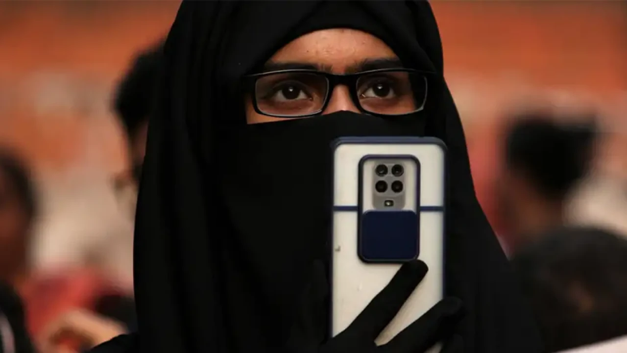 উত্তর প্রদেশে নারীর হিজাব টেনে হয়রানি, ভিডিও ভাইরাল 