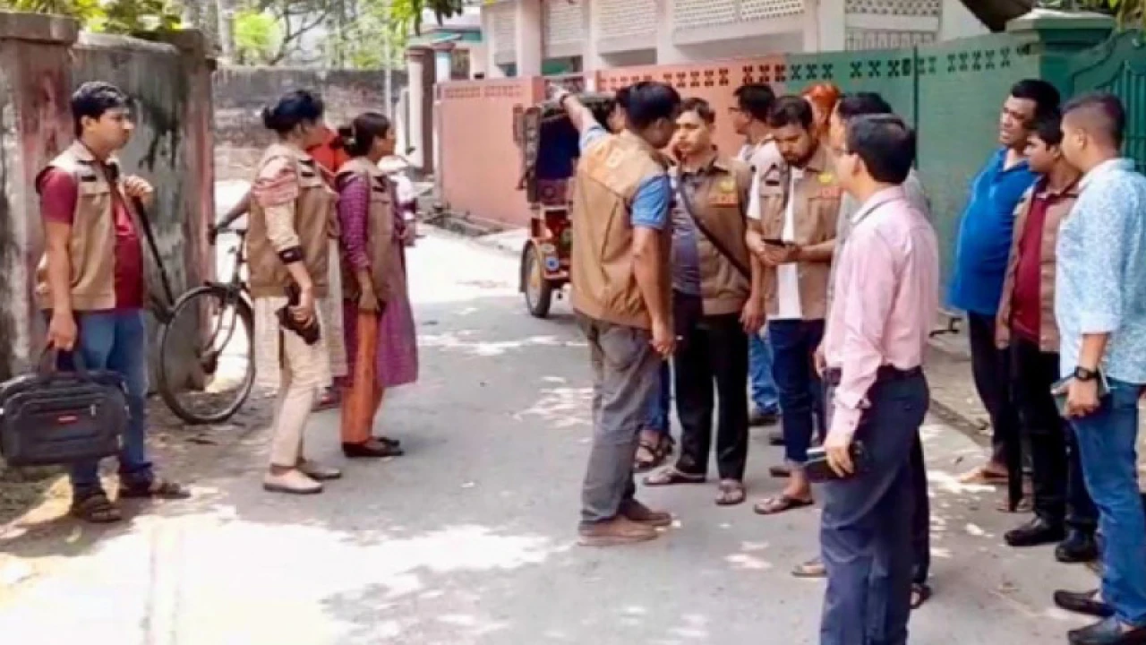 চোখে মরিচের গুঁড়া ছিটিয়ে ১০ লাখ টাকা ছিনতাই