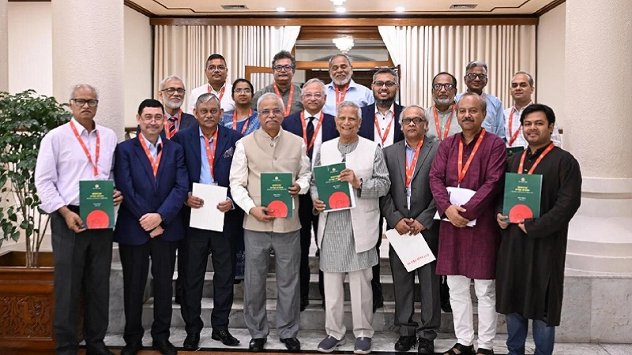 প্রধান উপদেষ্টার কাছে প্রতিবেদন জমা দিল শ্রম সংস্কার কমিশন