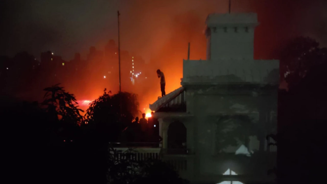 মধ্যরাতে আগুনে পুড়ল কারখানা ও ঝুটের গুদাম