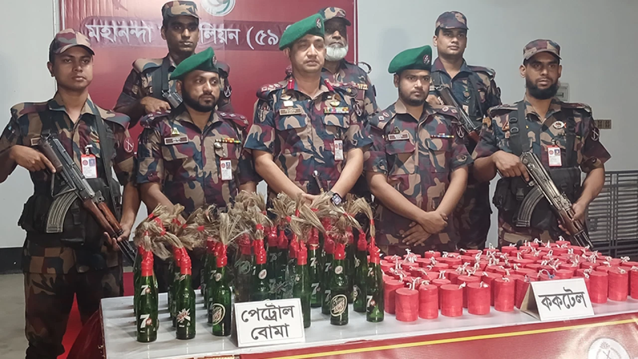 সীমান্তে পেট্রোল বোমাসহ ককটেলের বড় চালান আটক