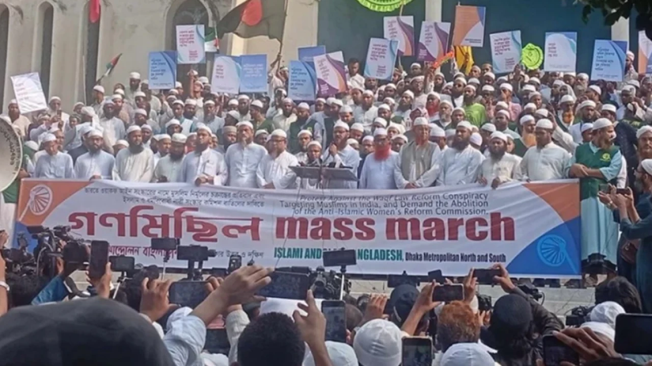 নারী সংস্কার কমিশনের সঙ্গে সংশ্লিষ্টদের প্রকাশ্যে বিচারের দাবি 