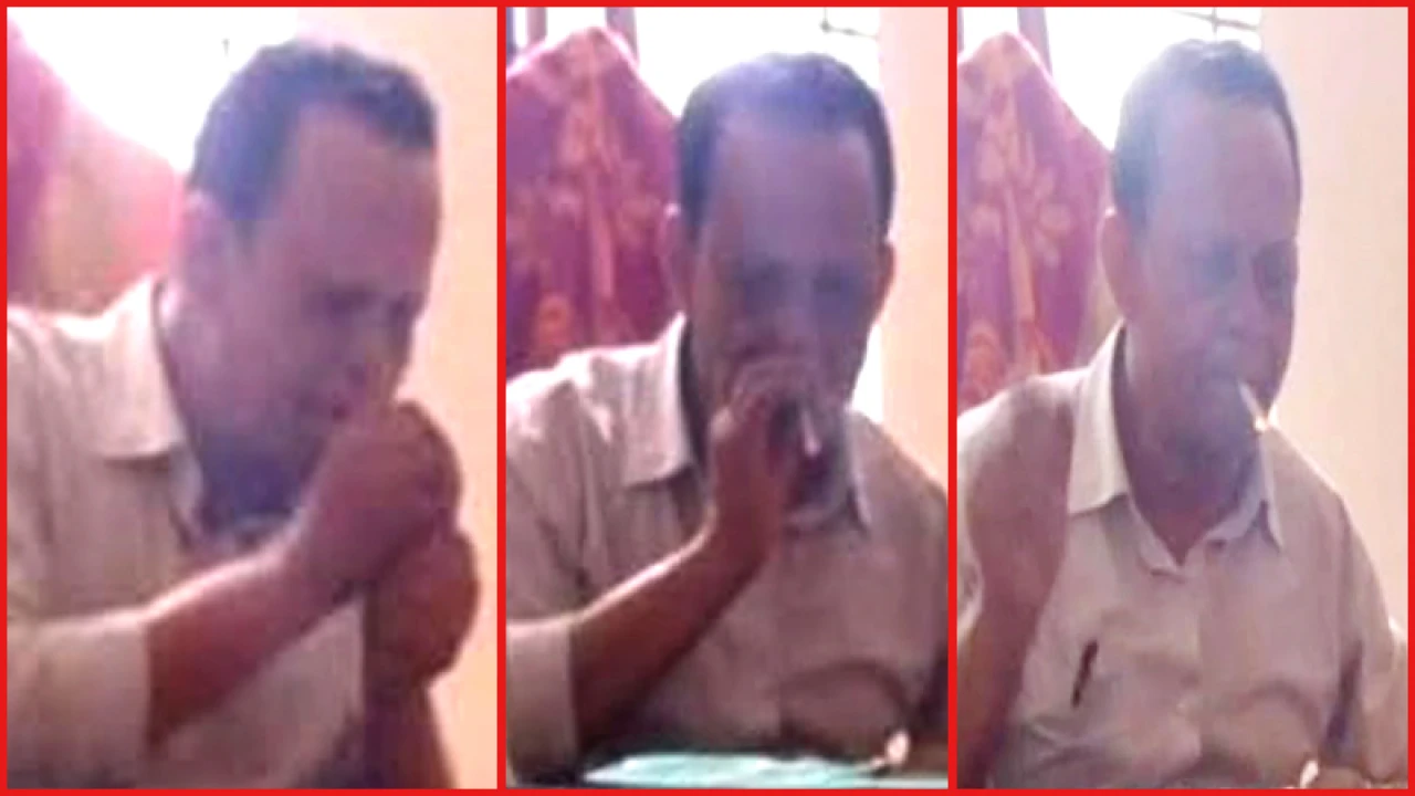 স্কুলে বসে প্রধান শিক্ষকের ধূমপানের ছবি ভাইরাল