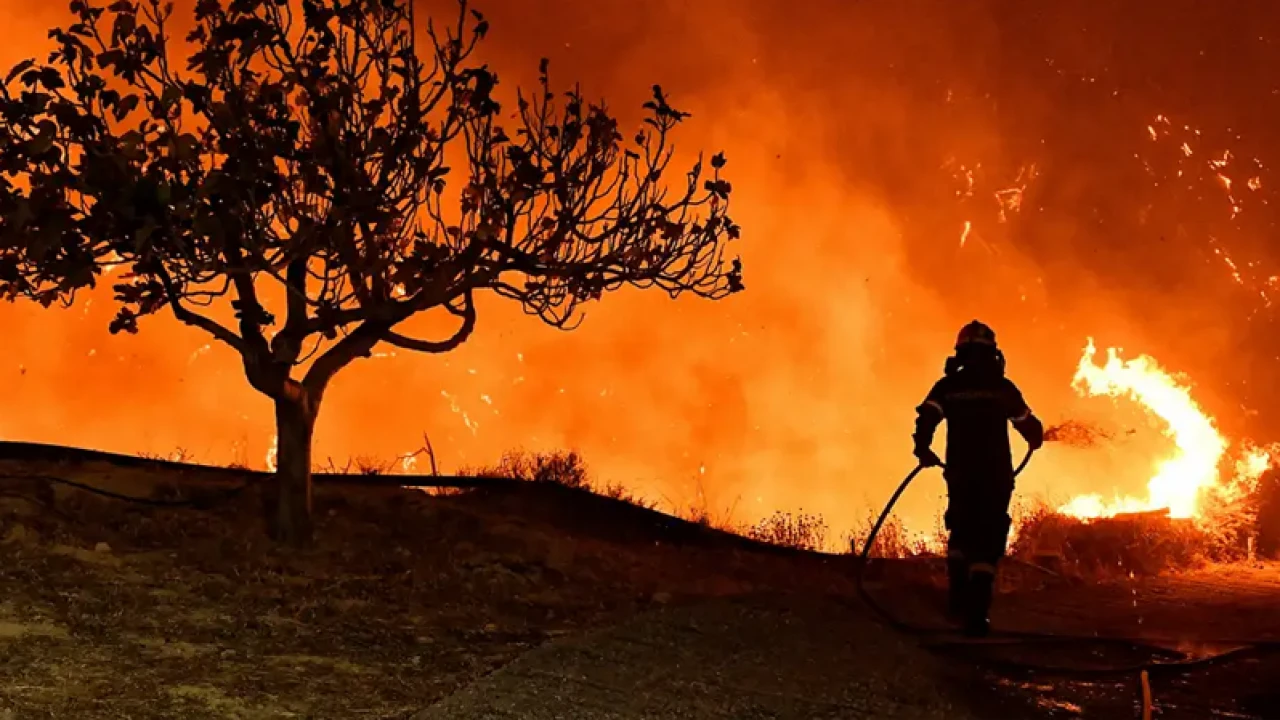 দাবানল মোকাবিলায় গ্রিসে ১৮ হাজার দমকলকর্মী নিয়োগ 