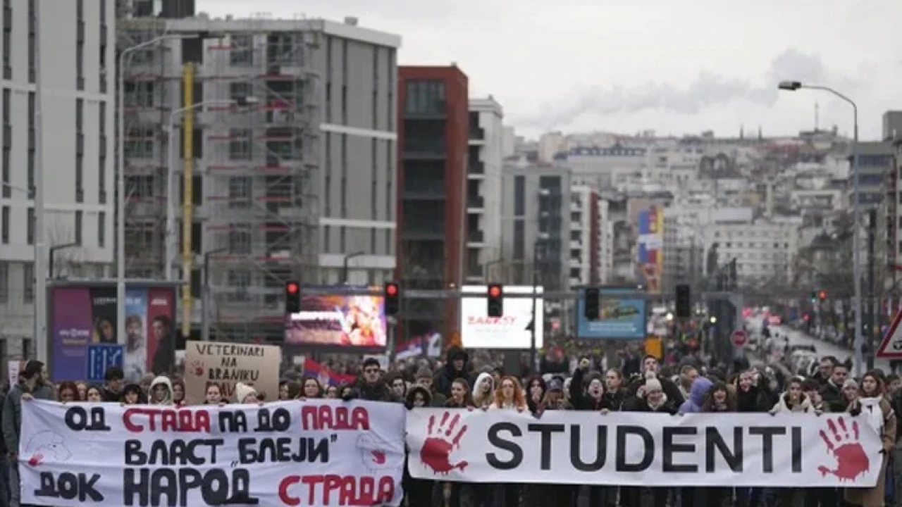 সার্বিয়ায় অনলাইন ক্লাসের বিরুদ্ধে রাস্তায় শিক্ষার্থীরা