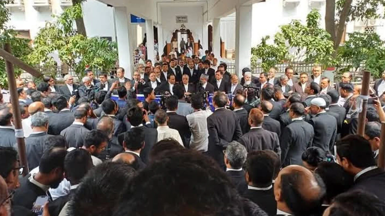 বিচারপতি খায়রুল হককে গ্রেপ্তারের দাবিতে সুপ্রিম কোর্টে বিক্ষোভ