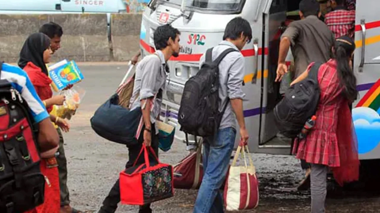 তিন দিনের ছুটিতে ঢাকা ছাড়ছেন মানুষ