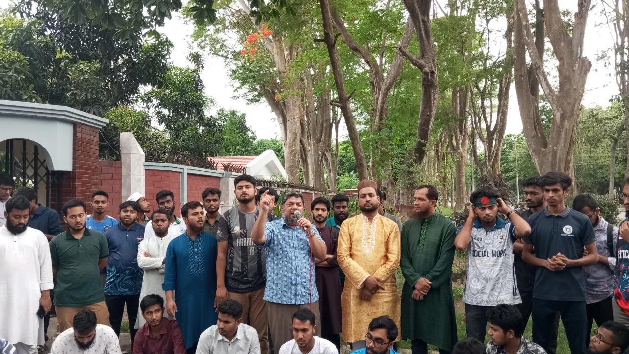 রুয়া নির্বাচন স্থগিতের প্রতিবাদে ভিসির বাসভবনের সামনে অবস্থান