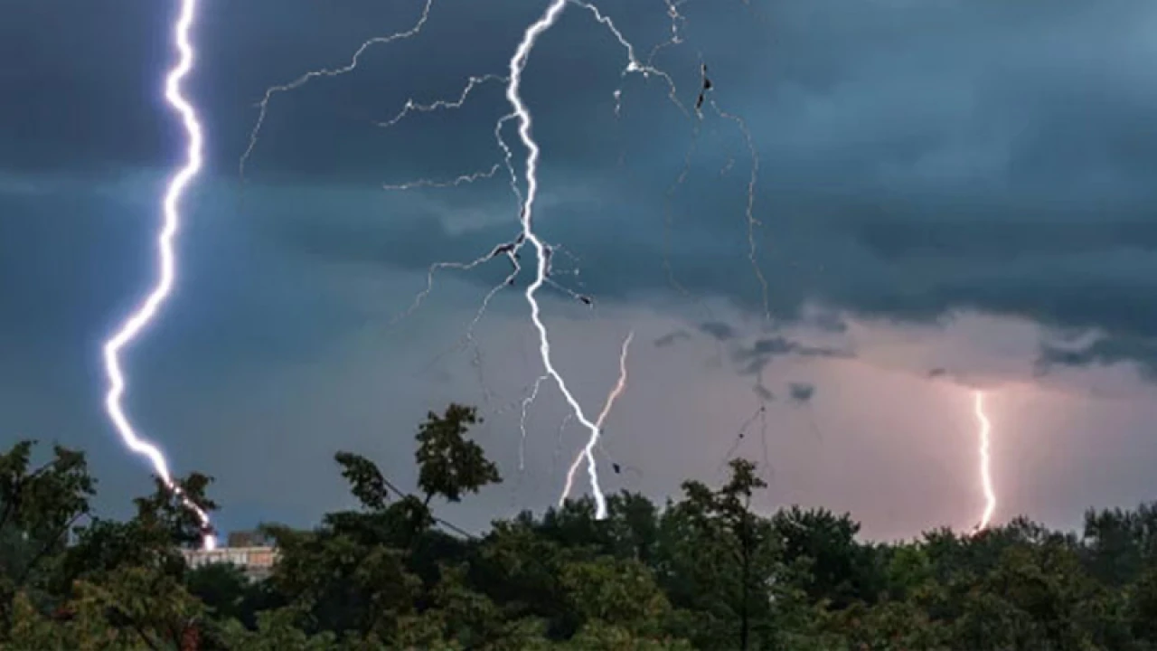 ক্রিকেট খেলে বাসায় ফেরার পথে বজ্রপাতে শিক্ষার্থীর মৃত্যু