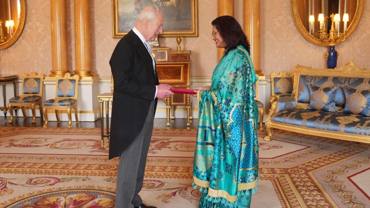 রাজা তৃতীয় চার্লসের কাছে বাংলাদেশের হাইকমিশনারের পরিচয়পত্র পেশ