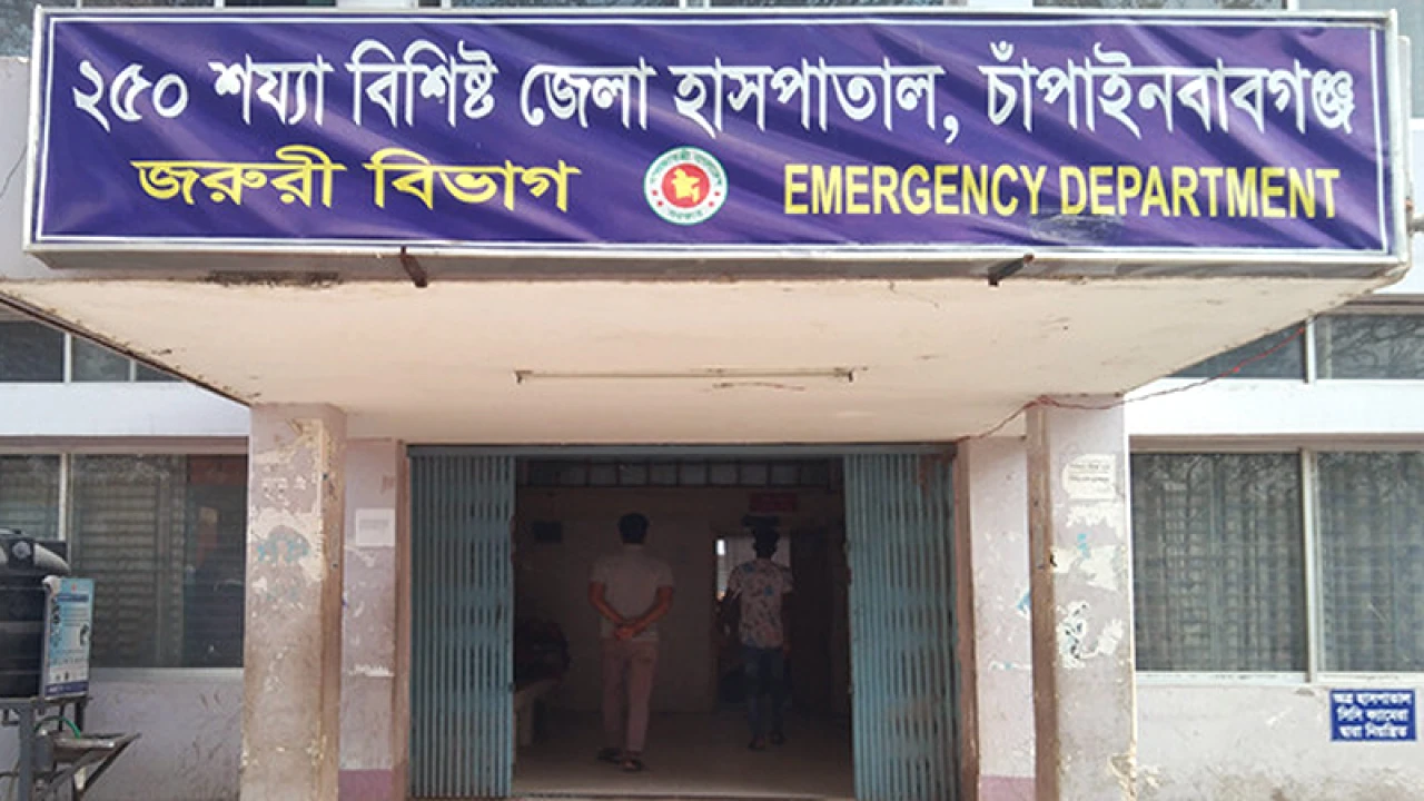 সরকারি হাসপাতালের তত্ত্বাবধায়কের ল্যাপটপ ভেঙে মারতে গেলেন চিকিৎসক