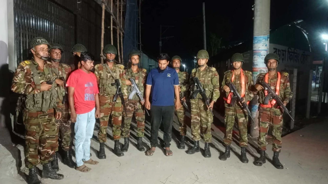 বগুড়ায় সেনাবাহিনীর অভিযানে দুই প্রতারক গ্রেপ্তার