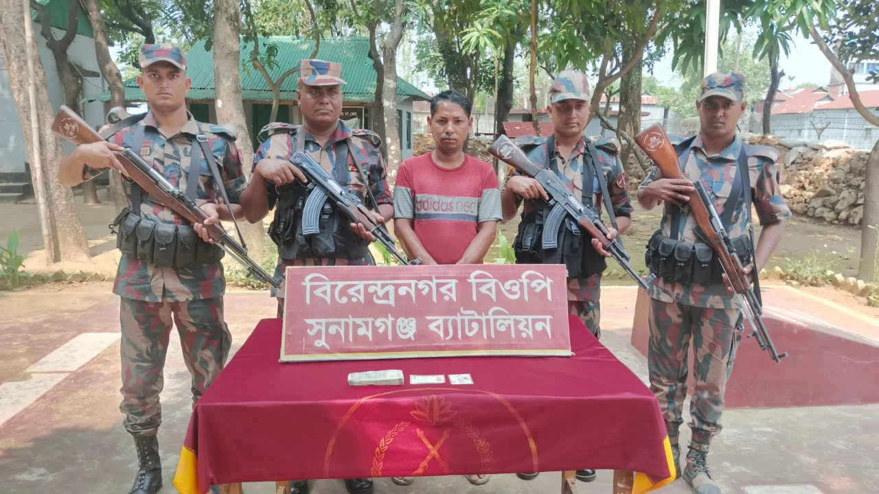 তাহিরপুর সীমান্ত থেকে ভারতীয় রুপি ও জাল পরিচয়পত্রসহ যুবক আটক