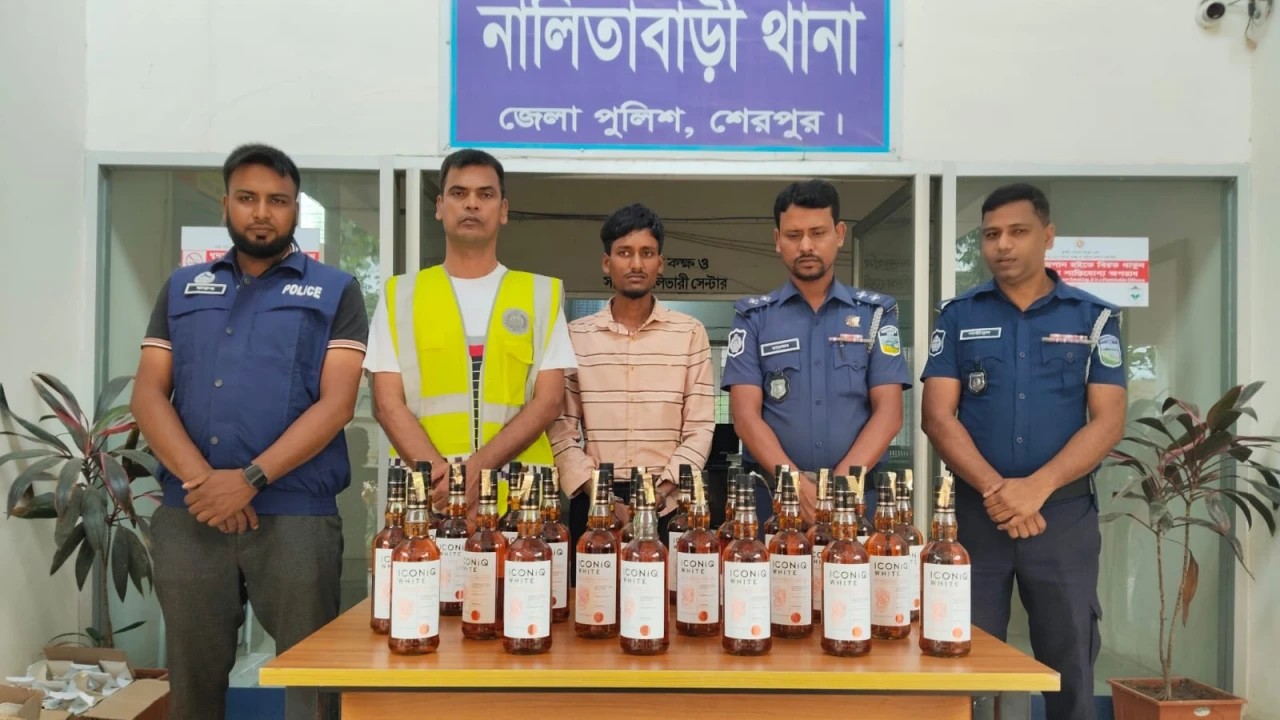 ভারতীয় মদসহ মাদক কারবারি গ্রেপ্তার
