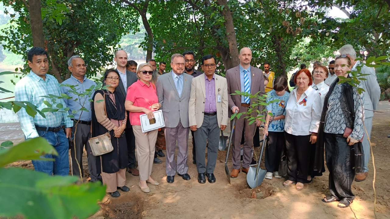 রাশিয়ার বিজয় দিবস উপলক্ষে ঢাকার ধানমন্ডি লেকে স্মৃতি উদ্যান ও স্মারক ফলক উদ্বোধন