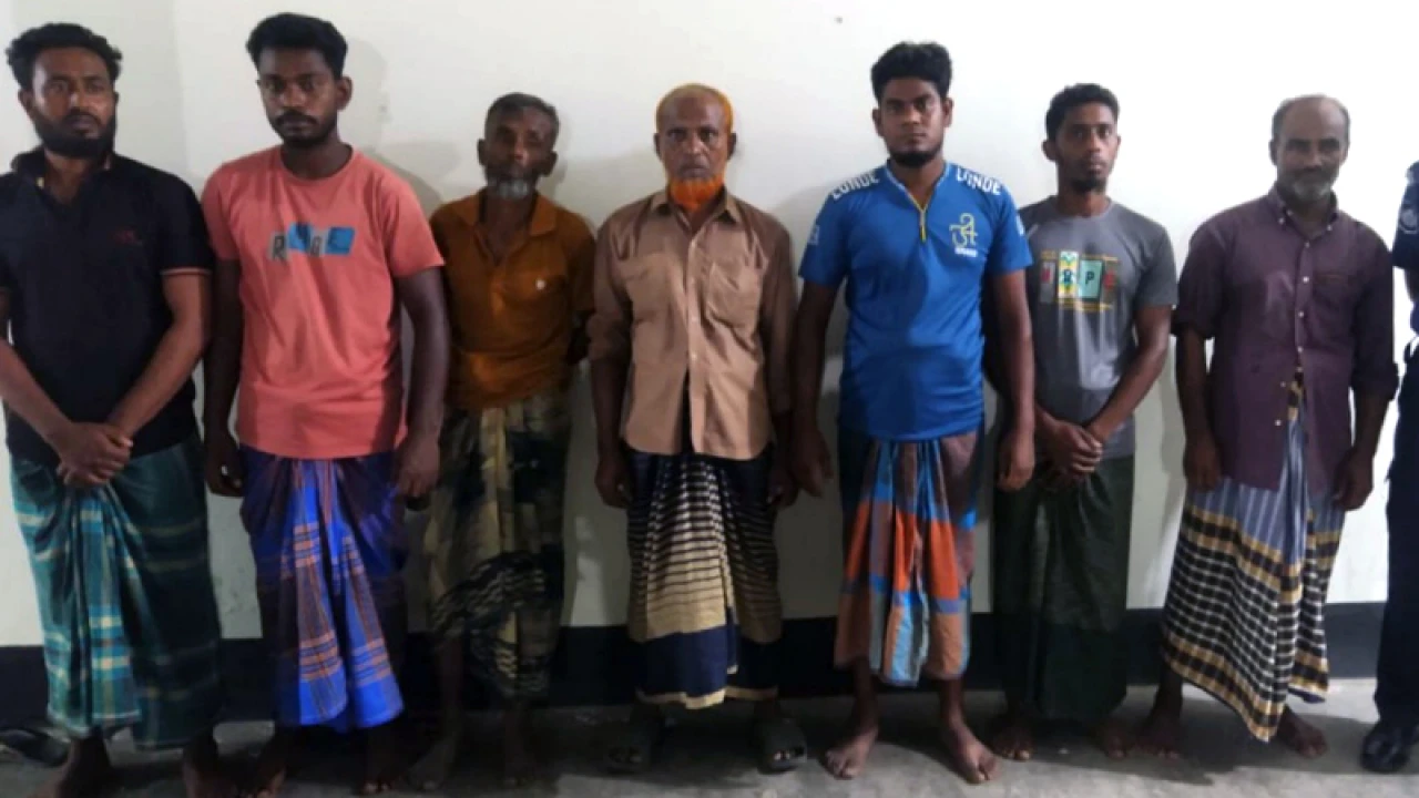 আসামি ধরতে গিয়ে পুলিশের ওপর হামলা, আটক ৭