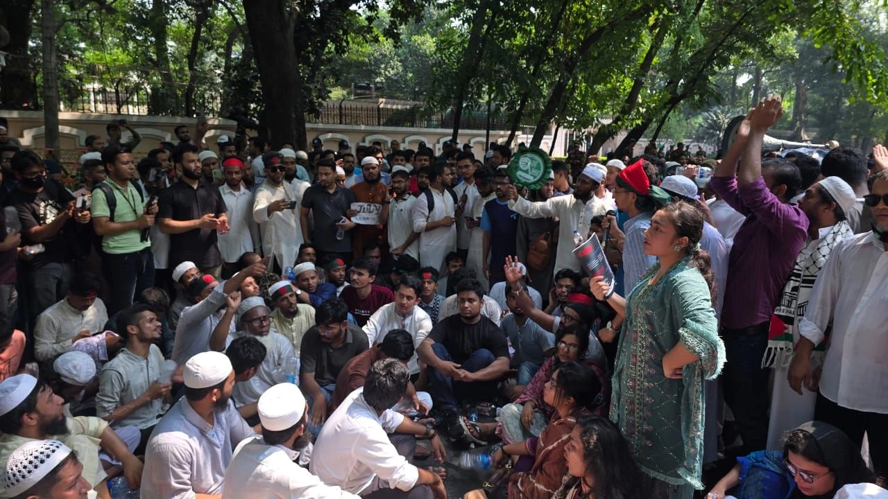 সকালেও যমুনার সামনে বিক্ষোভ চলছে