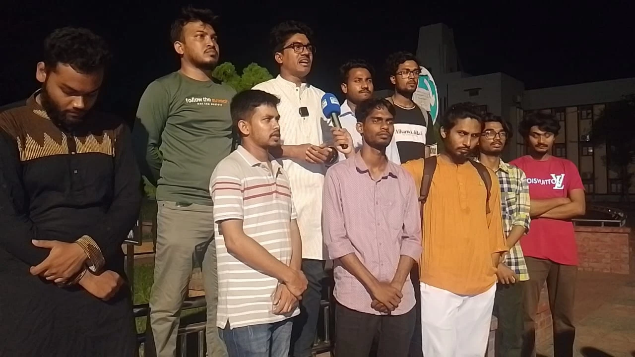 আওয়ামী লীগ নিষিদ্ধের দাবিতে মধ্যরাতে রাবিতে বিক্ষোভ