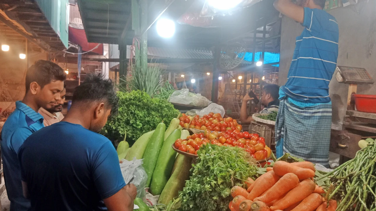 সবজির বাজার চড়া, কমল চালের দাম