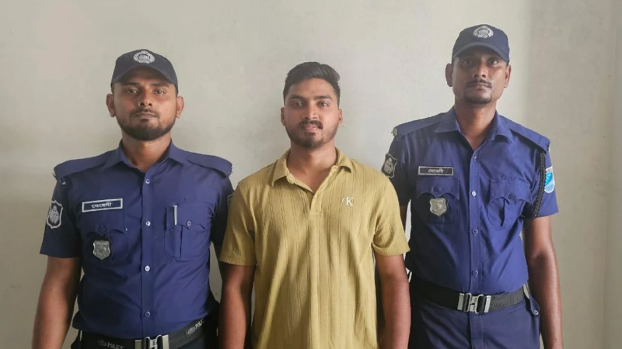 লঞ্চে প্রকাশ্যে নারীদের মারধর, যুবক আটক 