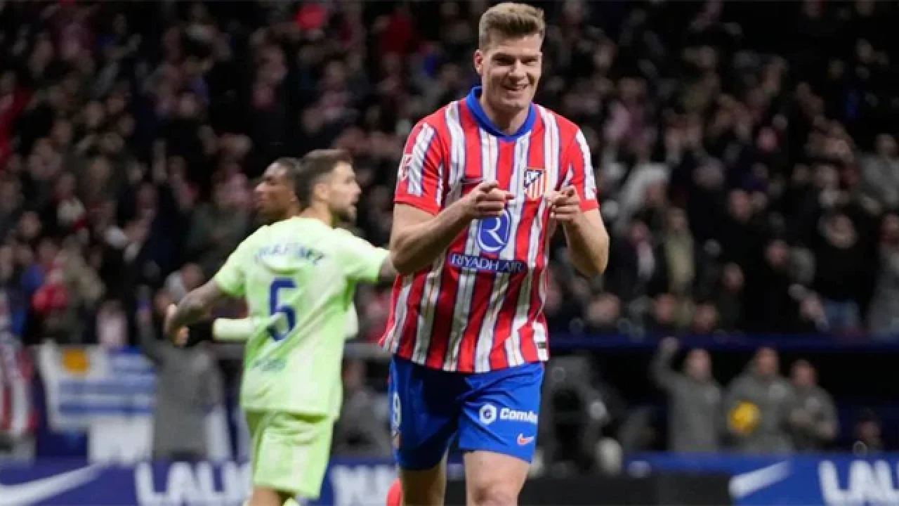 ১১ মিনিটে হ্যাটট্রিক করে ইতিহাসের পাতায় সরলথ