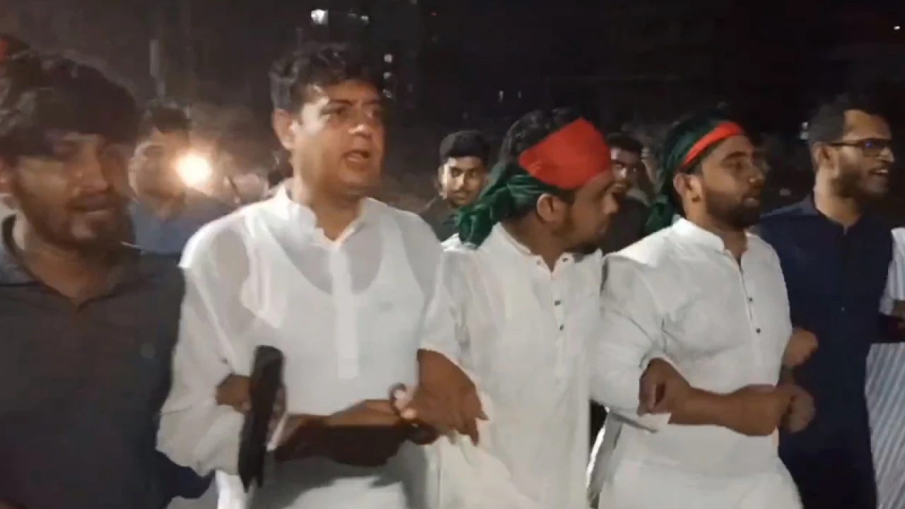 আ. লীগের কার্যক্রম নিষিদ্ধের সিদ্ধান্তে সাভারে আনন্দ মিছিল