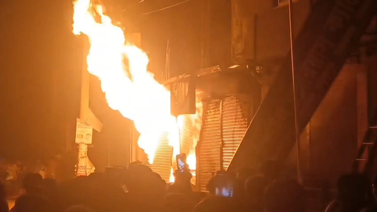 আশুলিয়ায় সিলিন্ডার গ্যাসের দোকানে লিকেজ থেকে অগ্নিকাণ্ড