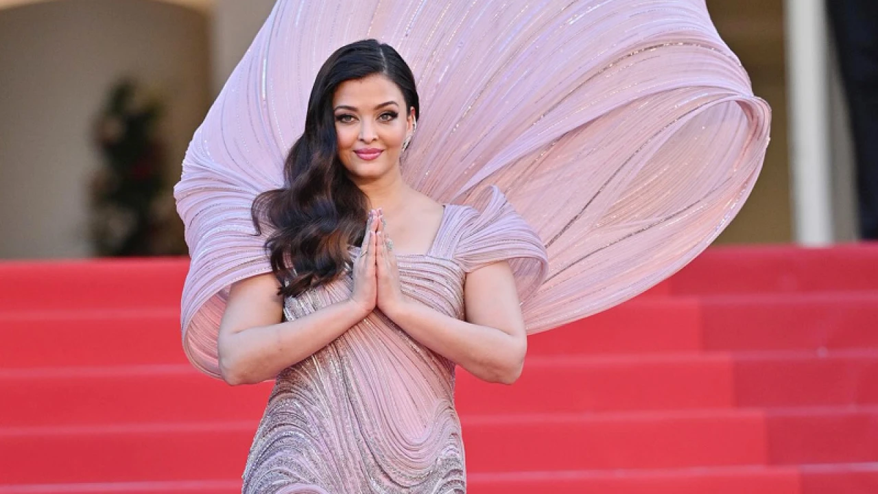 ঐশ্বরিয়াকে পেতে ১০ কোটি রুপি দিয়েছিলেন পাকিস্তানের প্রেসিডেন্ট!