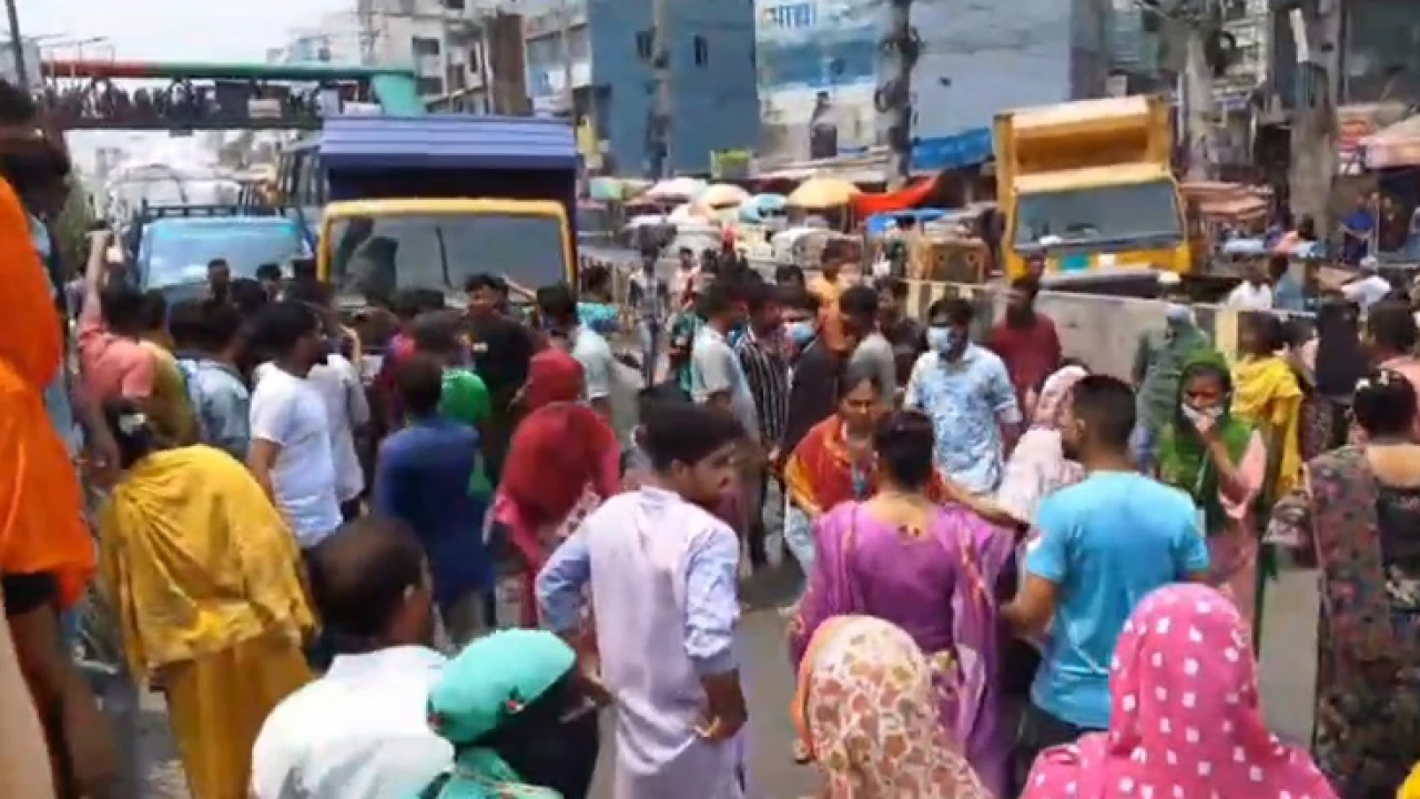 বকেয়া বেতনের দাবিতে সাভারে ঢাকা-আরিচা মহাসড়ক অবরোধ