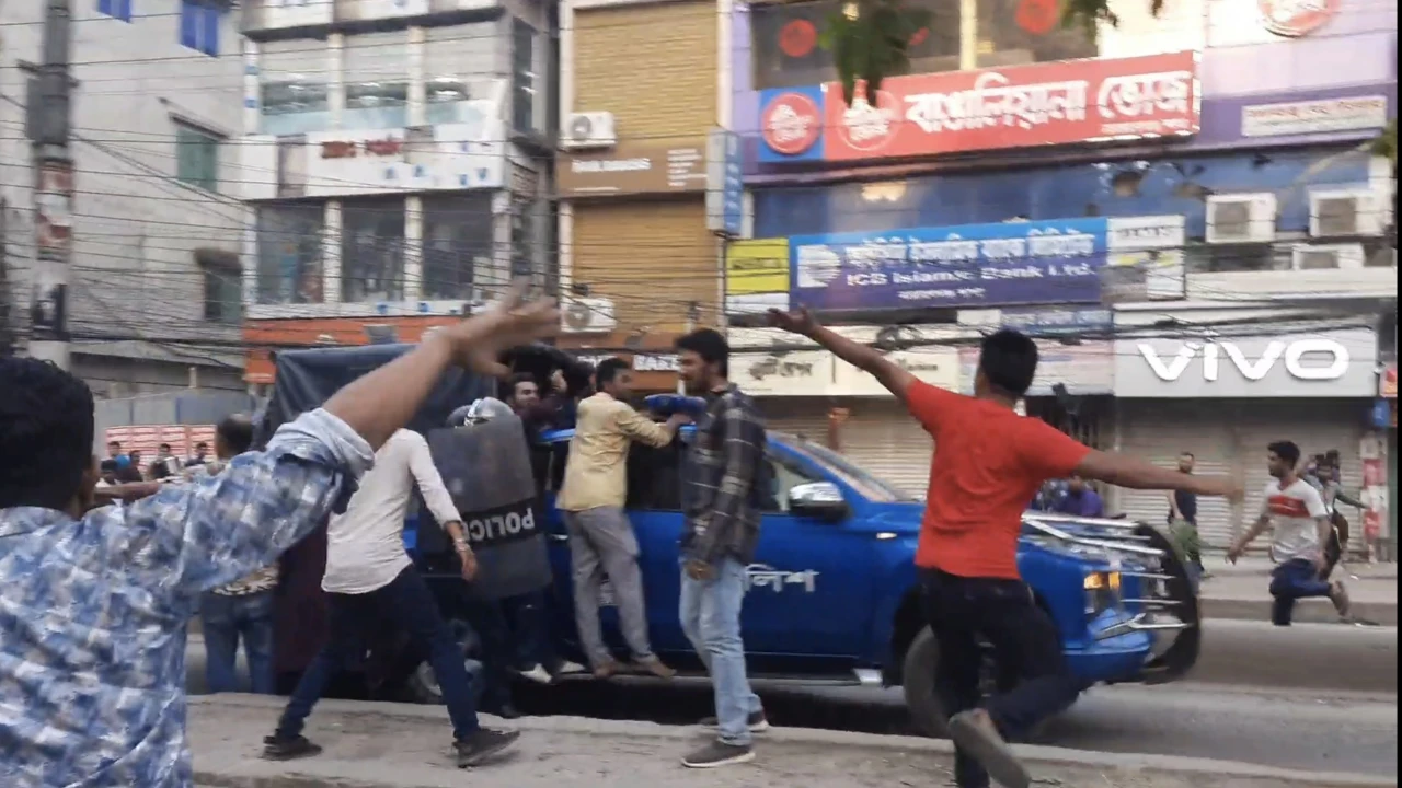 আইভীকে বহনকারী পুলিশের গাড়িতে হামলার ঘটনায় মামলা