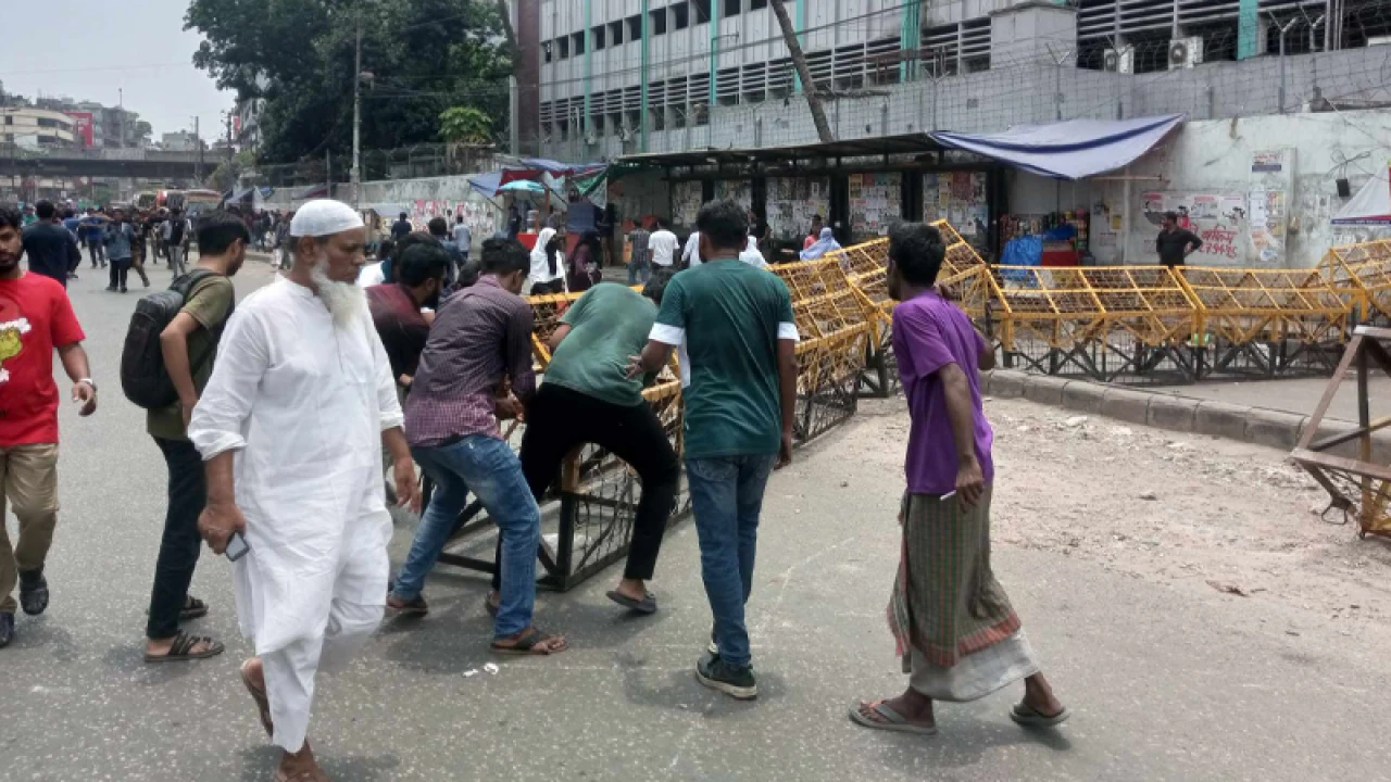 পুলিশের ব্যারিকেড ভেঙে যমুনা অভিমুখে জবির শিক্ষক-শিক্ষার্থীরা