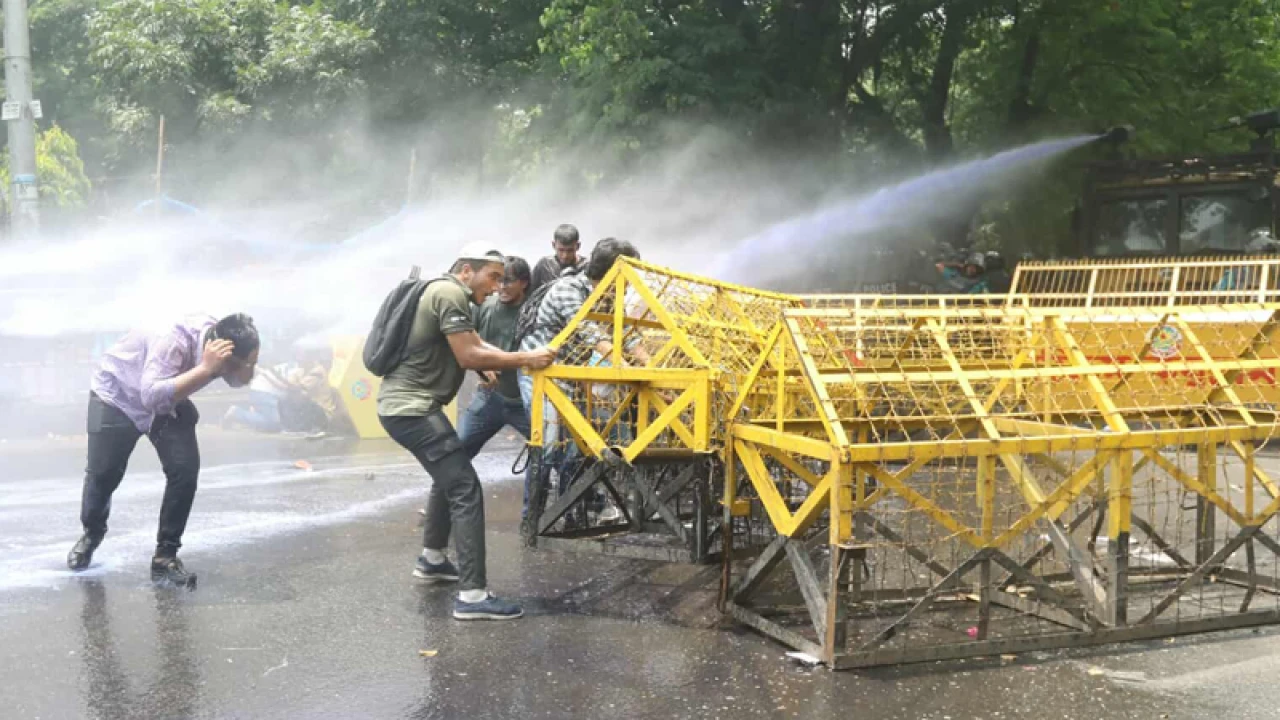 জবির লংমার্চে পুলিশের টিয়ারগ্যাস-লাঠিচার্জ,  আহত অর্ধশতাধিক