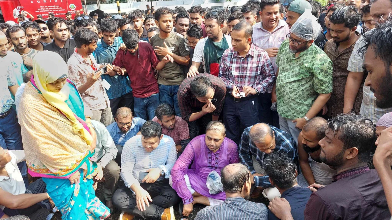 জবি শিক্ষার্থীদের আন্দোলনে যোগ দিলেন উপাচার্য